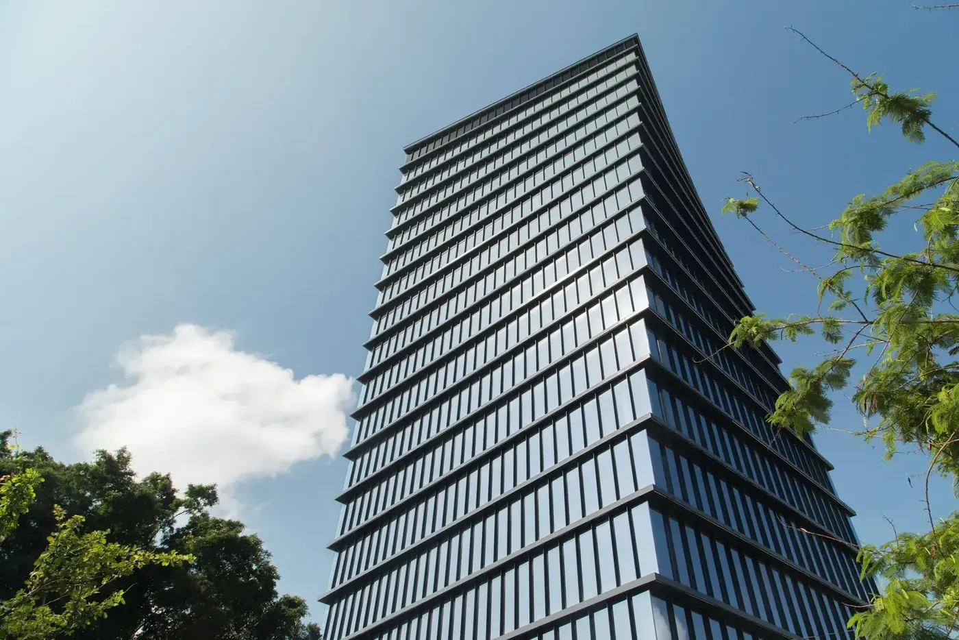 Edificio corporativo con envolvente de vidrio en Guadalajara, imagen de referencia