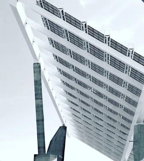 Sistema solar instalado en la fachada y azotea de un edificio corporativo